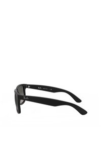 Occhiali da sole Ray-Ban neri con finitura opaca, montatura rettangolare, lenti scure e logo distintivo sulla tempia. Design elegante e moderno.