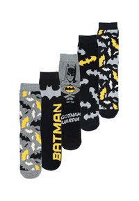 Cinque paia di calzini di cotone con design di Batman: colori grigio e nero, grafiche di pipistrelli ed elementi testuali in giallo e bianco.