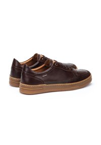 Sneaker in pelle marrone con finitura liscia, dettagli perforati e suola in gomma naturale. Presenta accenti color sabbia e lacci tondi.