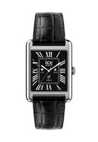 Kwadratowy zegarek w srebrnym kolorze z czarną tarczą, białymi cyferblatami w formie rzymskich cyfr oraz czarnym skórzanym paskiem w wzór krokodylej skóry. Akcenty obejmują dwa dodatkowe wskaźniki.