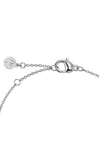 Bracciale a catena d'argento con chiusura a moschettone, caratterizzato da un piccolo medaglione circolare e design a maglia. Texture liscia e finitura lucida.