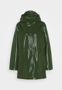 Grön, glansig regnjacka med huva. Har tryckknäppning, två sidofickor och en något oversized passform. Slät, blank yta.