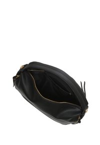 Borsa a pochette nera in pelle con finitura testurizzata, zipper dorato e tasca interna. Il design aperto rivela un interno spazioso.