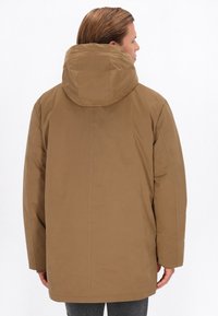 Brun hættejakke med en glat tekstur og en lige pasform. Har en central søm og et minimalistisk design uden synligt udstyr.