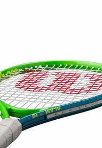 Grüner Tennisschläger mit strukturiertem Griff, einem offenen Saitenmuster in Rot und Weiß sowie einem blauen Rahmen mit einer Modellbezeichnung.