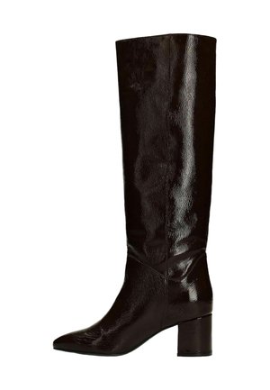 Bottes en cuir verni marron hauteur genou avec un bout pointu et un talon épais, présentant une finition lisse et brillante et des lignes épurées.