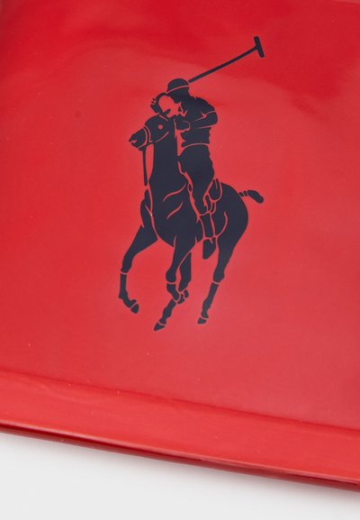 Κόκκινη επιφάνεια με μια σκουρομπλε σιλουέτα παίκτη πόλο που ιππεύει άλογο κρατώντας μαλέτα. Ομαλή υφή, χωρίς πρόσθετες λεπτομέρειες.