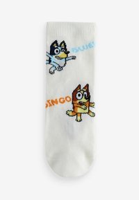 Hvide ankelstrømper med farverige tegneseriehundekarakterer. Designet inkluderer blå og orange tekst med legesyge ansigtsudtryk og enkle mønstre.