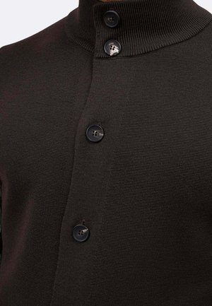 Cardigan lavorato a maglia marrone scuro con colletto alto, caratterizzato da quattro bottoni neri sul davanti e un motivo testurizzato su tutta la superficie.