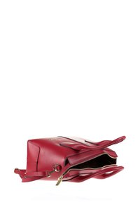 Rode leren tas met een gestructureerd ontwerp. Beschikt over een ritssluiting, schouderbanden en een open bovenkant met dubbele zijzakken. Geweven afwerking.