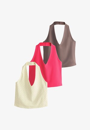 Kolm varrukateta kaelaümbrusega pluusi, ühepruuni, üheroosa ja ühe kreemit värvusega, millel on väikesed mustad täpid, eksponeeritud valge tausta ees.