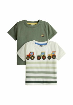 To børnet-shirts med korte ærmer, den ene olivengrøn med en lille traktor, den anden hvid med tre farverige traktorer og grønne vandrette striber.