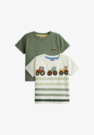 Dve krátke rukávové košele pre deti, jedna olivovo zelená s malým traktorom, druhá biela s tromi farebnými traktormi a zelenými vodorovnými pruhmi.