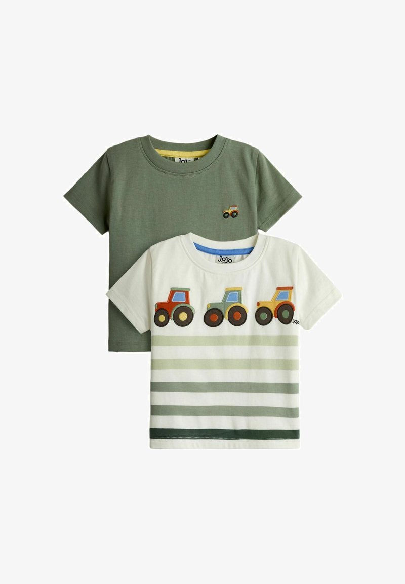 Dve krátke rukávové košele pre deti, jedna olivovo zelená s malým traktorom, druhá biela s tromi farebnými traktormi a zelenými vodorovnými pruhmi.