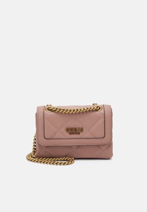 Petit sac bandoulière en cuir matelassé rose poudré avec une chaîne dorée et un logo "GUESS EST 1981" en or sur le rabat avant.