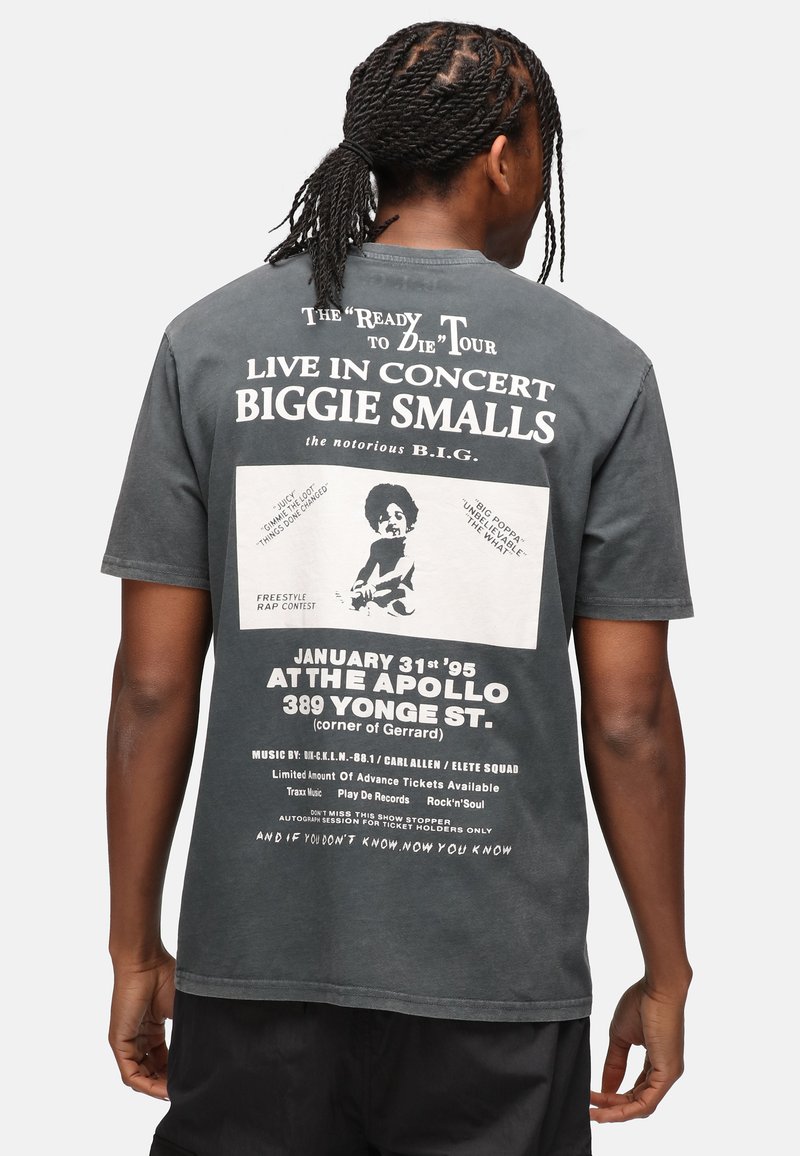 Černé bavlněné tričko s koncertní grafikou Biggie Smalls na zadní straně, včetně textu, fotografie a údajů o akci. Krátké rukávy.