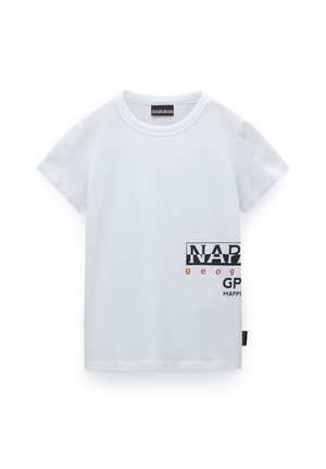 Camiseta blanca de manga corta con cuello redondo con texto parcial en negro y naranja "Napapijri Geographic" en la parte inferior derecha.