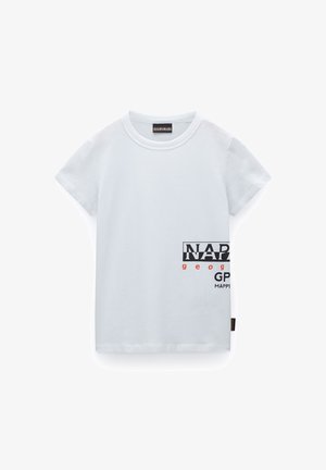 Camiseta blanca de manga corta con cuello redondo con texto parcial en negro y naranja "Napapijri Geographic" en la parte inferior derecha.