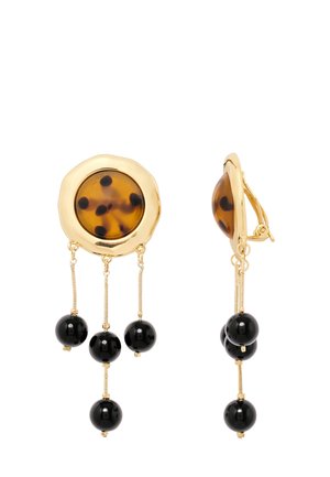 Clip-on øreringe med en rund skildpaddeskal-centrum omkranset af metal i guld-tone. Tre hængende sorte perler tilføjer dimension og kontrast.