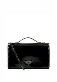 Černá lakovaná kabelka s řetízkem, se zdobným kovovým emblémem včely na přední straně. Obdélníkový tvar s lesklým povrchem.