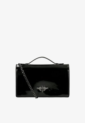 Schwarze Lacklederhandtasche mit Kettenriemen, ausgestattet mit einem dekorativen metallenen Bienenemblem auf der Vorderseite. Rechteckige Form mit glänzender Oberfläche.
