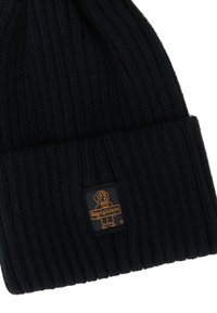 Czarna, prążkowana czapka typu beanie z zawiniętym mankietem, z prostokątną czarną naszywką z pomarańczowym logo psa.