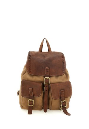 Zaino in pelle con corpo marrone chiaro e pattina superiore marrone scuro. Presenta due tasche frontali con chiusure a fibbia e dettagli cuciti.