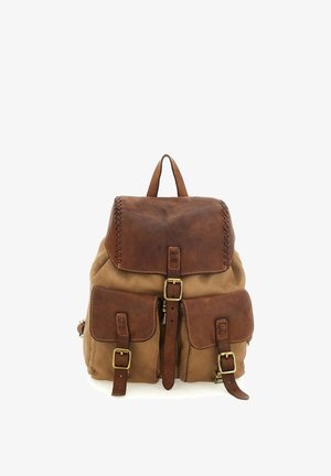 Zaino in pelle con corpo marrone chiaro e pattina superiore marrone scuro. Presenta due tasche frontali con chiusure a fibbia e dettagli cuciti.