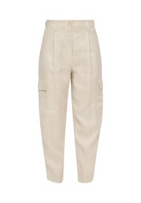 Beige linnen cargo broek met een relaxed fit, voorzien van twee zijzakken, plooien bij de taille en een knoopsluiting. Zachte textuur.