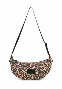 Bolso de hombro con estampado de leopardo acolchado, con correa negra y cierre de cremallera, que presenta un parche rectangular con el logo en la parte frontal.