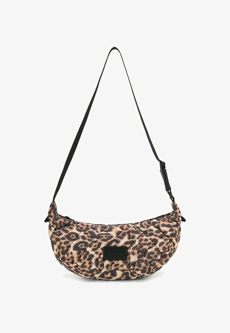 Bolso de hombro con estampado de leopardo acolchado, con correa negra y cierre de cremallera, que presenta un parche rectangular con el logo en la parte frontal.