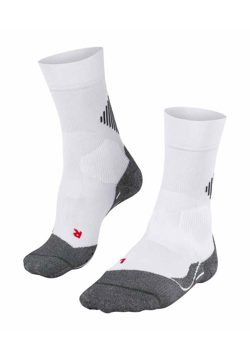 Calcetines deportivos blancos con puntera y talón reforzados en gris, que presentan un diseño texturizado en la parte superior y un acento de logo rojo en la suela.