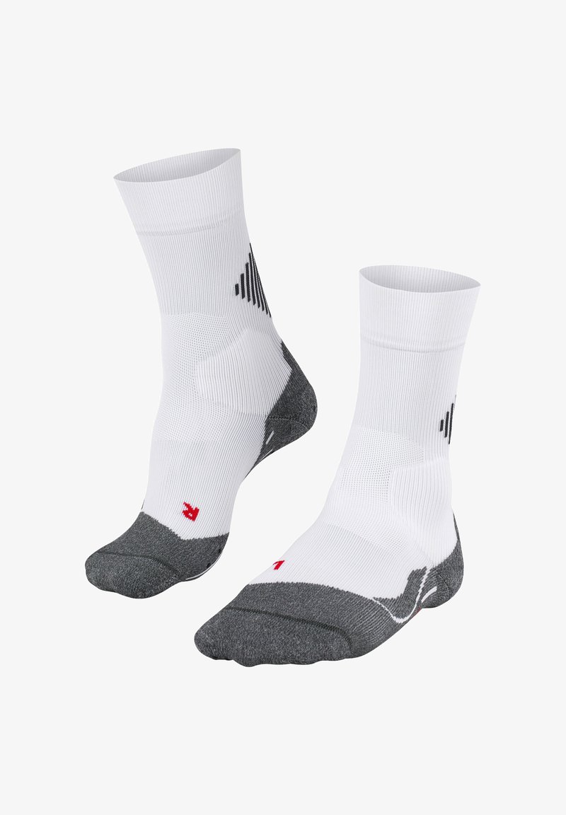 Calcetines deportivos blancos con puntera y talón reforzados en gris, que presentan un diseño texturizado en la parte superior y un acento de logo rojo en la suela.