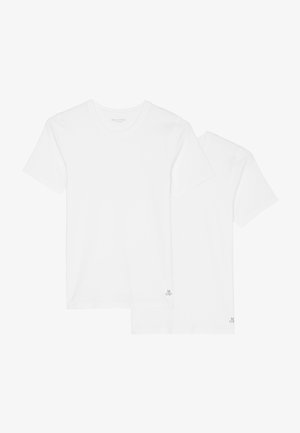 Kaksi valkoista puuvillapaitaa, joissa on pyöreät kaula-aukot ja lyhyet hihat. Toisessa on pieni brändilogo alareunassa, sileä rakenne.