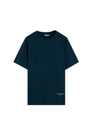 Camiseta de manga corta de cuello redondo en azul oscuro con pequeño texto en blanco cerca del dobladillo inferior en el lado derecho.