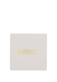 Scatola quadrata color crema con una superficie liscia, caratterizzata dalla parola "amor" in rilievo con lettere dorate. Design semplice ed elegante.