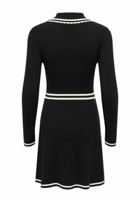 Crna haljina dugih rukava s bijelim rubom na ovratniku, struku, manžetama i donjem rubu, prikazana s leđa na bijeloj pozadini.