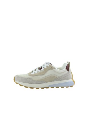Beige-weißer Sneaker aus Wildleder und Mesh mit weißen Schnürsenkeln, Gummisohle und brauner Fersenlasche, Seitenansicht, lässiger Sportschuh.