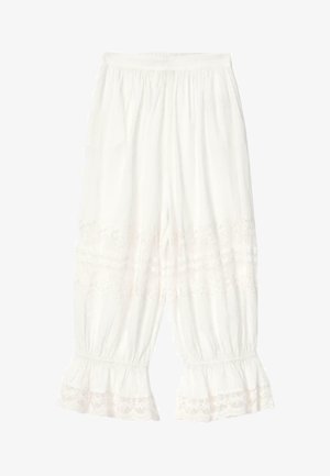 Weiße locker sitzende, verkürzte Hose mit elastischem Bund, Spitzenbesatz an den Knien und Rüschen an den Bündchen.