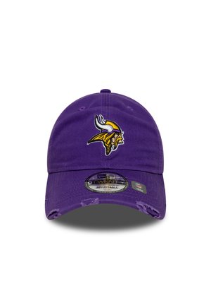 Lilla justerbar caps med en buet skygge. Har et brodert vikinglogo i gult og svart. Laget av stoff med en slitt tekstur.