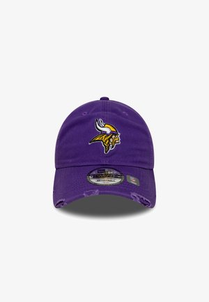 Boné ajustável roxo com aba curvada. Apresenta um logótipo de Viking bordado em amarelo e preto. Feito de tecido com uma textura desgastada.