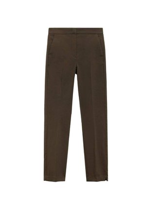 Bruine slim-fit broek met een soepele textuur, voorzien van zijzakken en een recht gesneden ontwerp. Geen zichtbare patronen of versieringen.