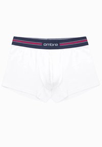 Vita boxerkalsonger tillverkade av mjukt tyg, med en marinblå midja med röda ränder och "ombre"-logotyp, utformade för komfort och passform.