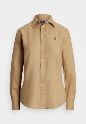 Camisa de lino beige de manga larga con botones, cuello y pequeño logo de jugador de polo en azul marino en el pecho izquierdo.
