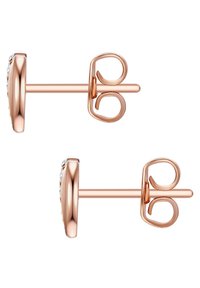 Pendientes de tocados en oro rosa con un diseño circular, textura suave y un sutil brillo de piedras claras incrustadas. Cierre a presión con mariposa.