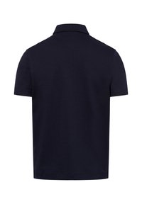 Granatowa koszula polo z klasycznym kołnierzykiem, krótkimi rękawami, z bawełnianego materiału i prostym dołem. Minimalistyczny design bez wzorów czy akcentów.