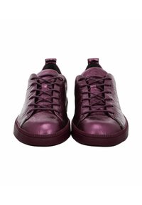 Lila Leder-Sneaker mit hochglänzender Oberfläche, runden Zehen, sechs Ösen und einer strukturierten Gummisohle. Minimalistisches Design und schlanke Form.