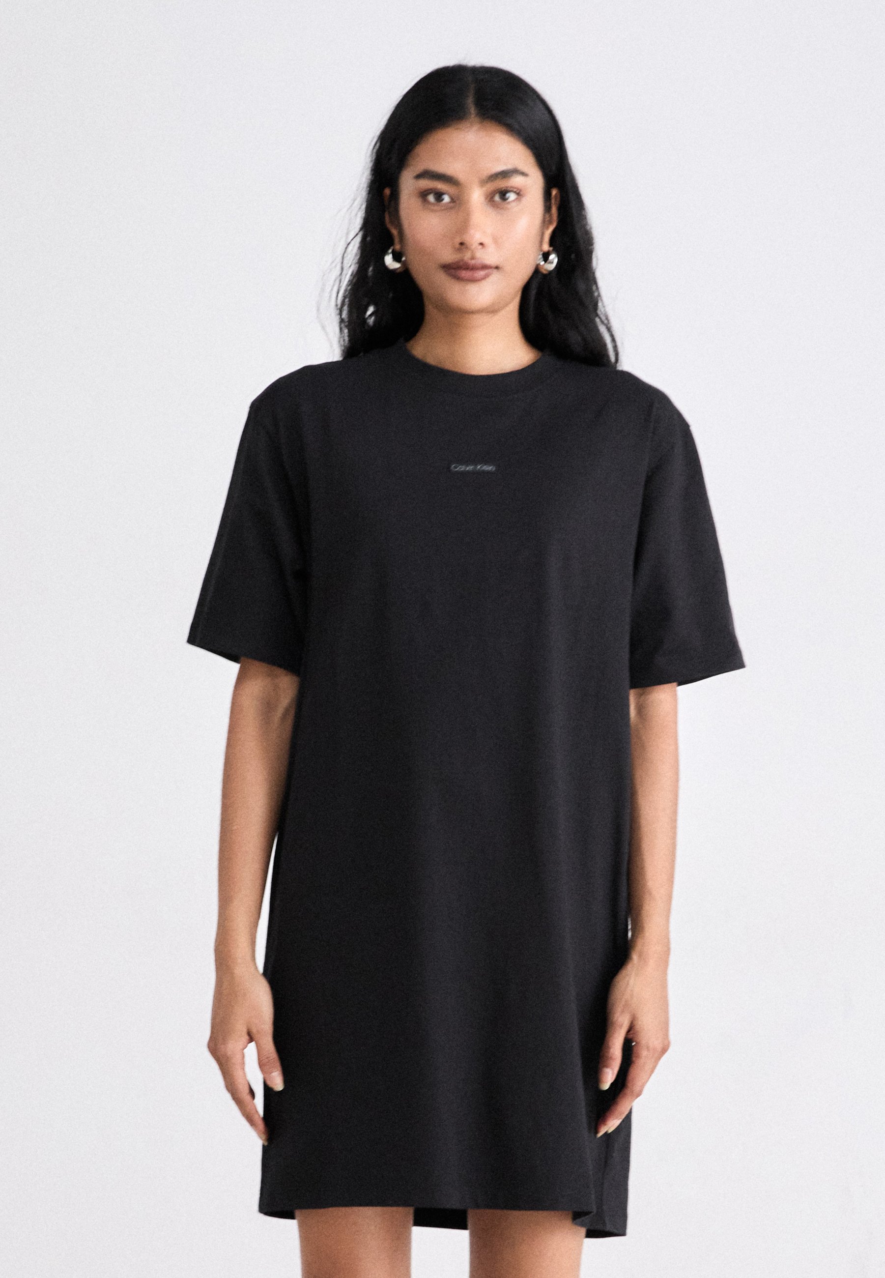 Calvin Klein T Shirt Dress Zwart Calvin Klein Jeans PLACED TEE DRESS  Jerseyjurk Black/zwart