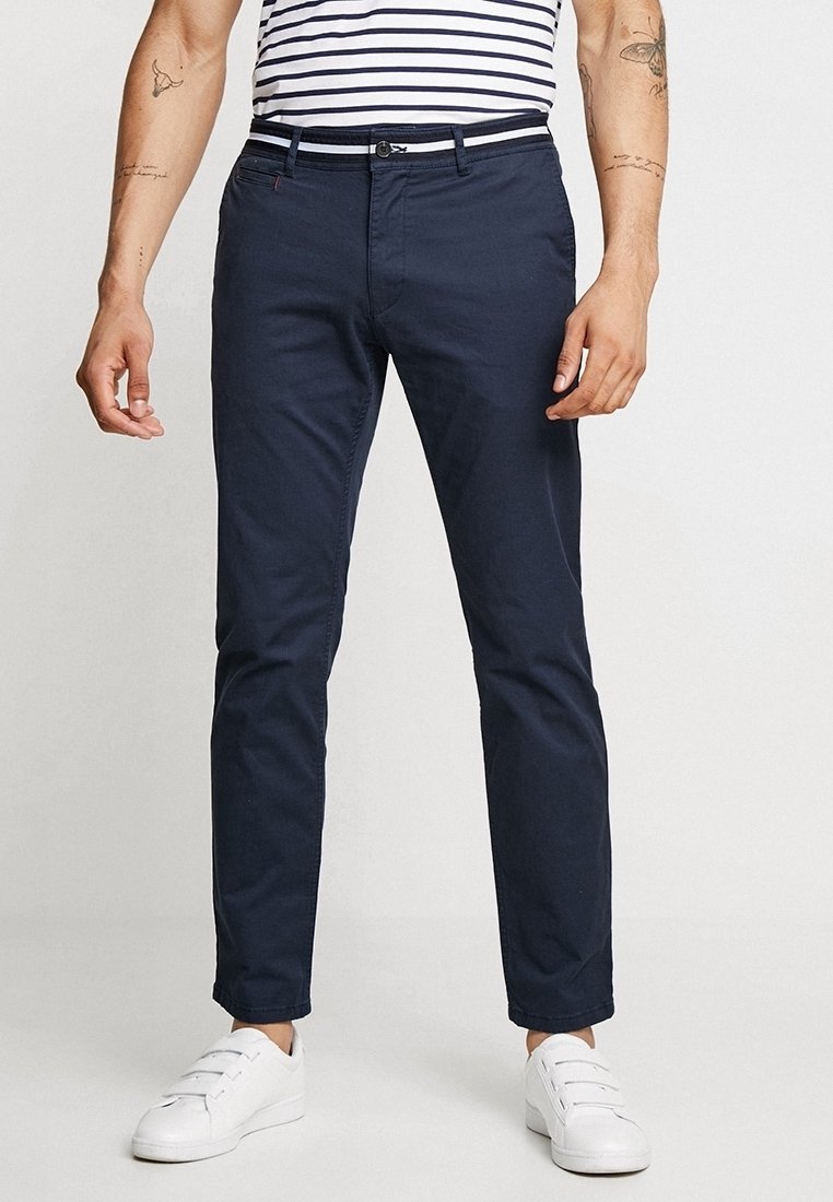 Námořnické chinos kalhoty z bavlny se slim fit střihem. Mají boční a zadní kapsy, zipový klín a kontrastní pas. Vytvořeno s bílými teniskami.