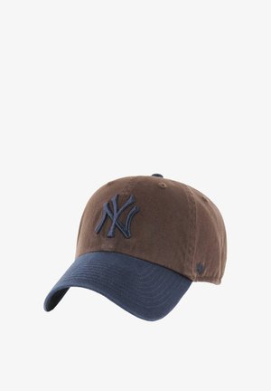 Baseballmütze mit braunem Oberteil und marineblauem Schirm, ausgestattet mit einem erhabenen marineblauen "NY"-Logo auf der Vorderseite und einem kleinen Logo an der Seite.